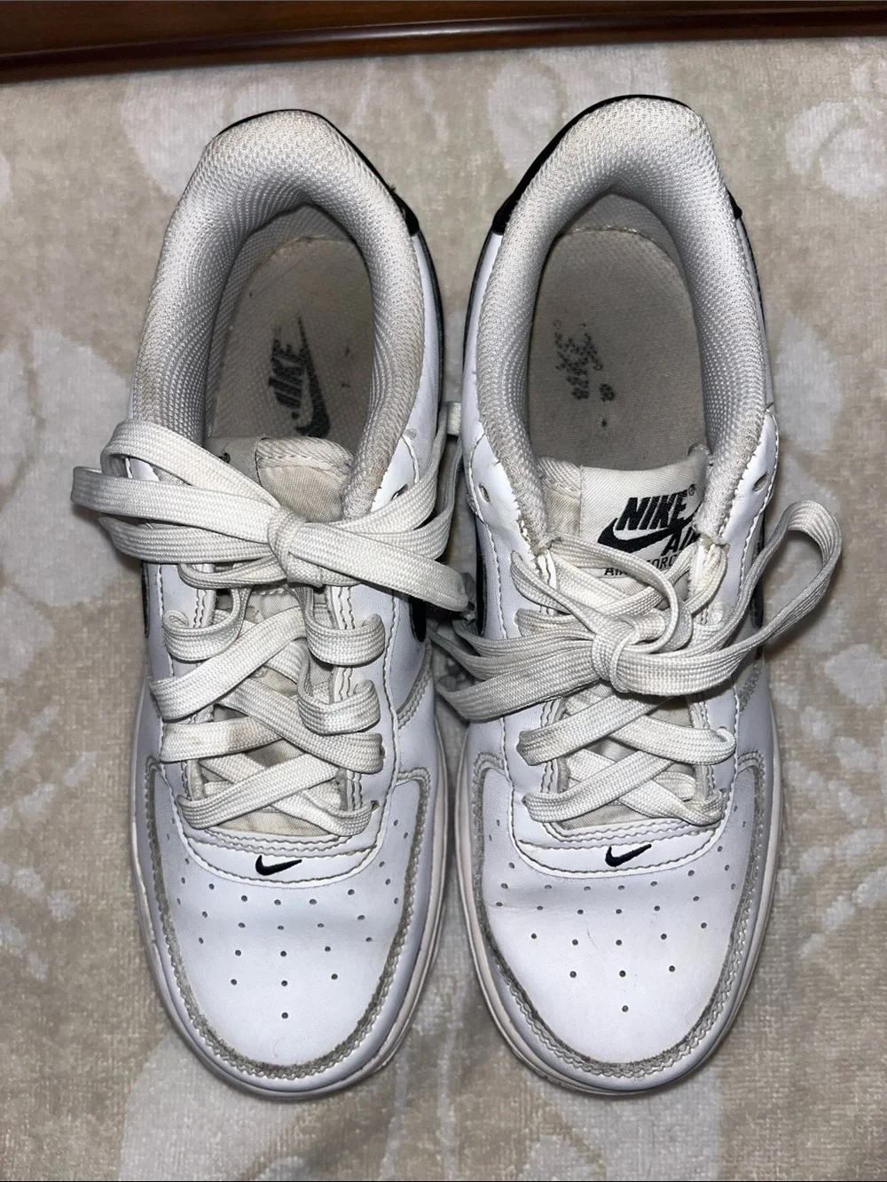 Nike Air Force 1 '07 Low sneakers a white leather upper, black Nike youth, 4.5Y